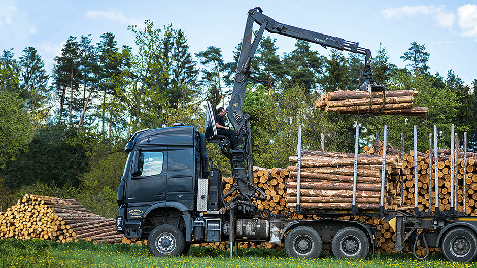 Robustez em ação. Para Josef Jaša, o Arocs 3351 é o veículo ideal quando se trata de carregar madeira no terreno.