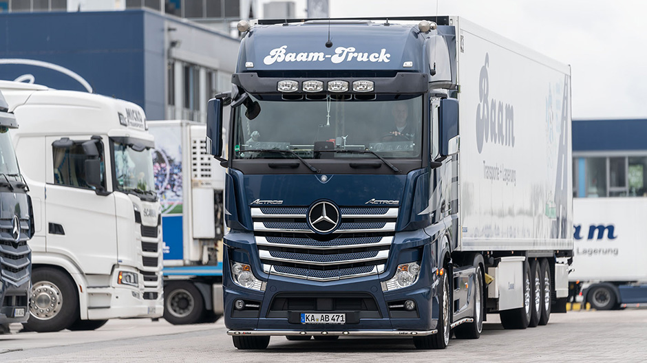 Reliable storage and transportation. A Baam refrigerated tractor/semitrailer combination at the branch in Ettlingen, from where large customers such as SanLucar are served.