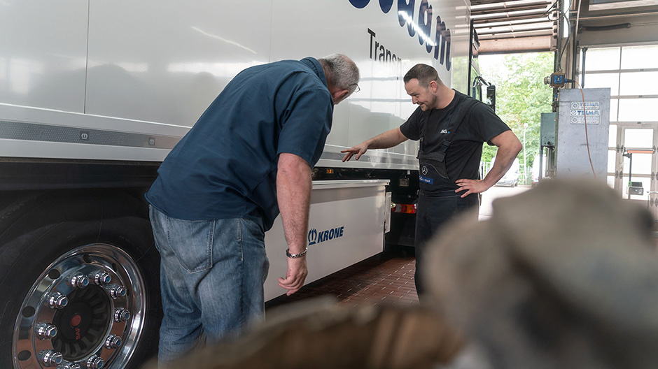 Kontrol af traileren inklusive. Den rettidige udskiftning af bremsebelægningerne på kølesættevognen overtager Patrick Vögele fra Autohaus S&G i Karlsruhe.