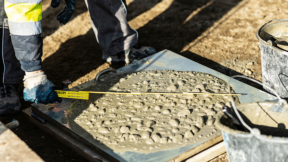 Average figures. The concrete has to measure 75 centimetres after being vibrated 15 times over – once that’s the case, the material can be approved.