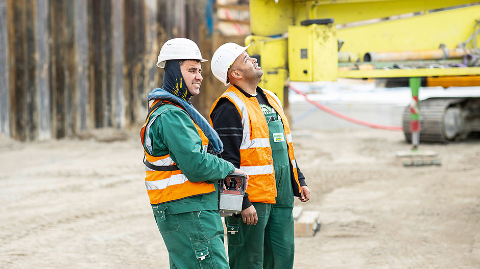 Specialisten. De betonpompmachinisten Gheorghe Stroia en Naoufel Abibi vormen een team en zijn goed op elkaar ingespeeld.