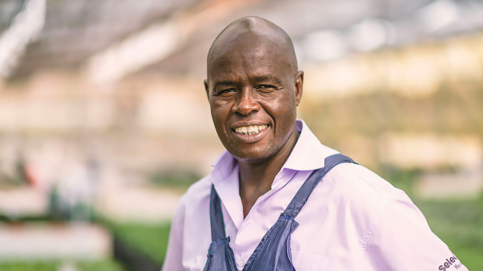 Zelený palec. Wilson Keter je manažerem výroby ve firmě Selecta One v Ugandě. Spolu s přibližně 1000 zaměstnanci v letních měsících opečovává řízky rostlin vánoční hvězdy. Jeho heslo zní: „Květiny jsou řeč, které rozumí každý. Jednoduše přinášejí radost všem.“ Keter je považován za zahradníka s obzvlášť „zeleným palcem“.
