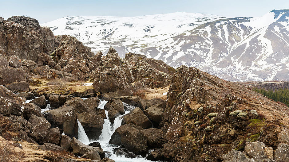 Insula miturilor și a vulcanilor. A doua insulă ca mărime din Europa este marcată de vulcani și abundența apei. Pentru majoritatea islandezilor, peisajul arid este totodată patria numeroaselor ființe fabuloase.