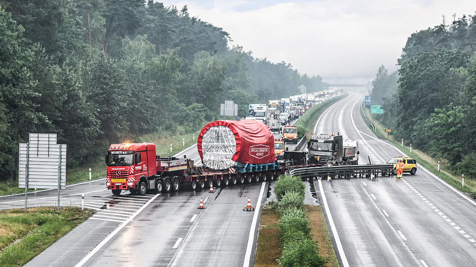 Undantagssituation. Den övriga trafiken måste vänta medan Arocs 4163 S 8x4 på upp till 250 ton från NOSRETI korsar motorvägen med sin gigantiska last.