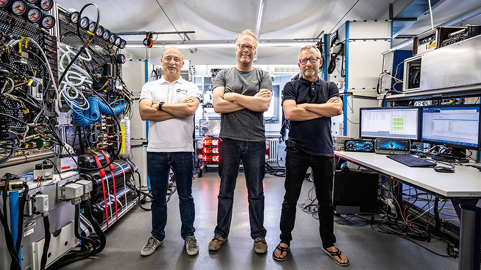Hardware in the Loop (HIL). In dit laboratorium zijn de systemen van de nieuwe Actros door en door getest, onder meer door de ingenieurs Hans-Jürgen Gutmayer, Marco Rooney en dr. Jan Wirnitzer (v.r.n.l.).
