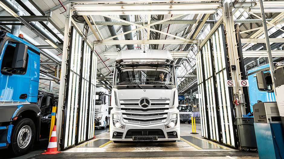 Εργοστασιακές καινοτομίες. Το δοκιμαστικό Actros στη φωτεινή σήραγγα στο τέλος της αίθουσας τελικής συναρμολόγησης στο εργοστάσιο της Mercedes-Benz στο Wörth.